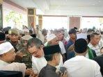 Gubernur-Maluku-Hendrik-Lewerissa-salat-ied.jpg