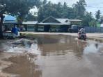 Jalan-Namlea-tergenang.jpg