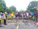 Jalan-trans-seram-di-palang.jpg