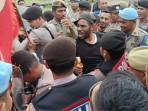 Demo di Kantor Disdikpora SBT, Masa Aksi Terlibat Saling Dorong Hingga Bakar Ban