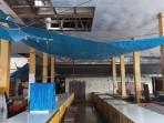 Miris! Plafon Pasar Impres Namlea Rusak, Pedagang Terpaksa Pasang Terpal Saat Hujan