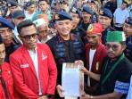 Buntut Pengeroyokan Warga Sipil, Ini Tuntutan Masa Aksi Saat Geruduk Markas Brimob Kota Bula