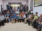 Datangi Kantor Bupati SBT, Warga Negeri Danana Minta SK Pergantian Pejabat Harus Dibatalkan