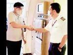 bhavesh-javeri-disambut-kapten-pilot-boeing-777-emirates.jpg