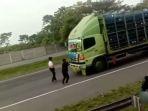 bocah-menghadang-truk-besar.jpg