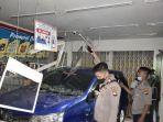 diduga-lepas-kendali-satu-unit-mobil-avanza-menabrak-gerai-indomaret.jpg