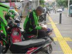 driver-ojol-membaca-alquran-saat-menunggu-orderan.jpg