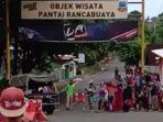 emak-emak-di-garut-buka-portal-menuju-pantai-rancabuaya-yang-ditutup.jpg