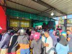 emak-emak-serbu-pasar-mutrah-teluur-122.jpg