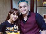 gilang-dirga-dan-sang-istri-adiezty-fersa.jpg