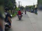 jenazah-yang-dibawa-menggunakan-kendaraan-roda-dua.jpg