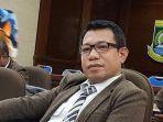 kadis-kesehatan-buru-ismail-umasugi899.jpg