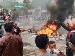 massa-membakar-ban-saat-kerusuhan-di-pintu-masuk-jalan-trikora-wosi-manokwari.jpg