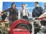 menteri-sri-mulyani-di-depan-harley-selundupan.jpg
