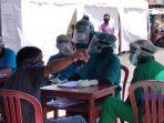 pedagang-dan-warga-jalani-random-rapid-test-di-area-terminal-mardika.jpg