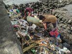 pembersihan-sampah-di-salah-satu-spot-wisata-banda-naira.jpg