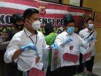 polisi-menunjukkan-barang-bukti-kasus-pencabulan.jpg