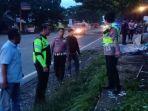 polisi-saat-olah-tkp-kecelakaan-mobil-inova.jpg