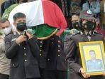 prosesi-pemakaman-briptu-ht-polisi-yang-ditembak-rekannya-sendiri.jpg