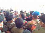 saling-dorong-pedagang-pasar-mardika-yang-berusaha-masuk-balai-kota-dengan-petugas-satpol-pp.jpg