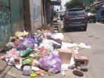Sampah Berserakan di Jalan Bunga Cengkeh Namlea, Ganggu Akses dan Timbulkan Bau Tak Sedap
