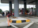 satu-keluarga-yang-tertahan-di-pintu-tol-sidomulyo.jpg