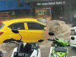 video-viral-banjir-di-sukajadi-bandung-mobil-kuning-terbawa-arus.jpg