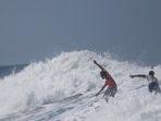 viral-video-aksi-heroik-surfer-filipina-selamatkan-peselancar-indonesia-di-sea-games.jpg