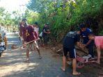 warga-gotong-royong-membersihkan-material-longsor.jpg