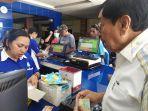 warga-yang-antre-membeli-masker-di-apotek-kota-ambon.jpg