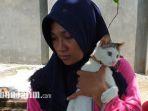 widarti-pemilik-rumah-menggendong-si-putih-kucing-peliharaannya.jpg