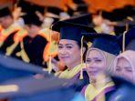 wisudawan-ut-ambon-1.jpg