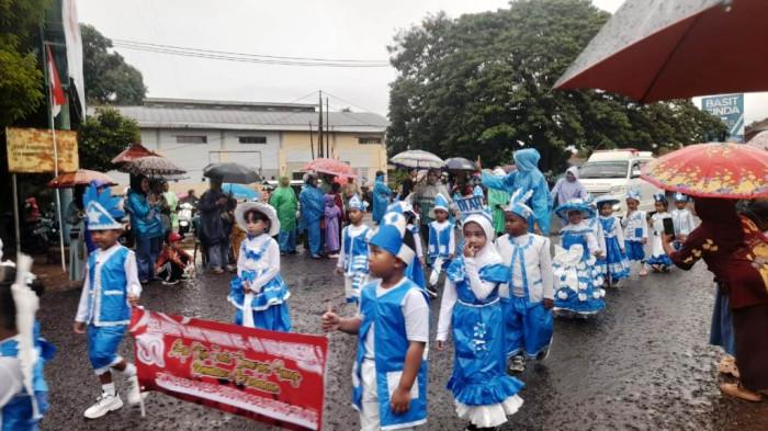 Pawai tingkat PAUD dan TK di Kecamatan Kelapa Kampit, Kabupaten Belitung Timur, Selasa (19/8/2025).