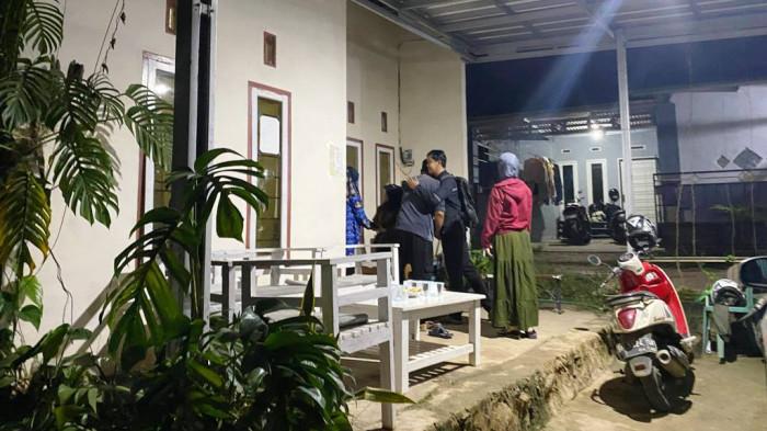 RUMAH DUKA - Suasana di kediaman almarhum Prof Bustami Rahman di Desa Balunijuk, Kecamatan Merawang, Kabupaten Bangka, Senin (17/11/2025) malam. Beberapa pelayat datang memberi kekuatan kepada keluarga. Almarhum sendiri akan dimakamkan di Yogyakarta.