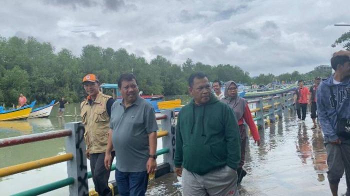 TINJAU BANJIR ROB - Wali Kota Pangkalpinang Saparudin Masyarif meninjau kawasan pesisir yang terdampak banjir rob, Minggu (7/12/2025).