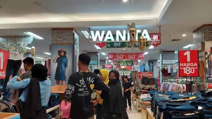 Warga Habiskan Liburan Lebaran di Pusat Perbelanjaan