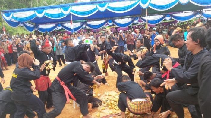 Tradisi Pesta Adat Perang Ketupat di Desa Air Lintang, Kecamatan Tempilang, Kabupaten Bangka Barat, Kepulauan Bangka Belitung, beberapa waktu lalu.