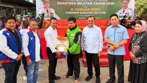 20250901_menyerahkan-bantuan.jpg