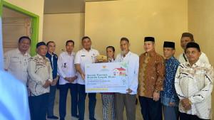 20250924_menyerahkan-bantuan-rumah.jpg
