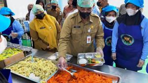 20250929_meninjau-proses-penyajian-makanan-bergizi.jpg