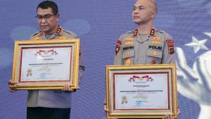 20251016_Hendro-Pandowo-menerima-penghargaan.jpg