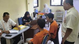20251022_Dua-tersangka-penyelundupan-pupuk-bersubsidi.jpg