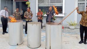 20251024_memusnahkan-barang-barang-hasil-sitaan.jpg