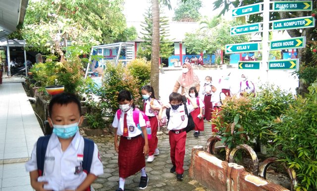 20220208_Siswa-SDN-15-Pangkalpinang-beranjak-pulang-usai-PTM.jpg