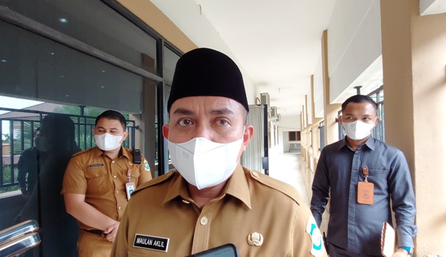 20220221_Wali-Kota-Pangkalpinang-Maulan-Aklil-meladeni-wawancara-awak-media.jpg