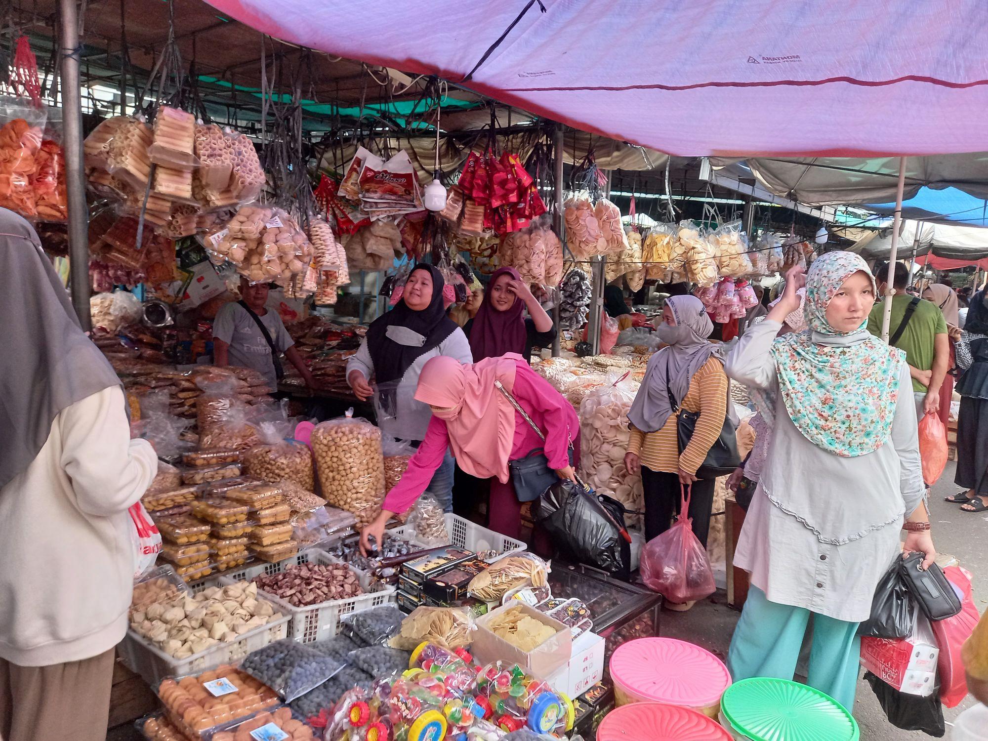 Warga Mulai Berburu Kue Lebaran di Pangkalpinang
