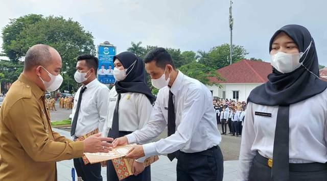 20220509_Wali-Kota-Pangkalpinang-Maulan-Aklil-menyerahkan-secara-simbolis-SK-PNS.jpg