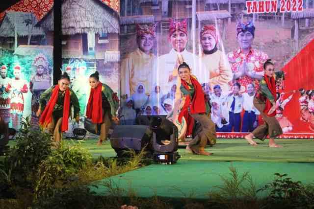 20220831_Siswi-SMPN-1-Pangkalpinang-menampilkan-tarian-tradisional.jpg