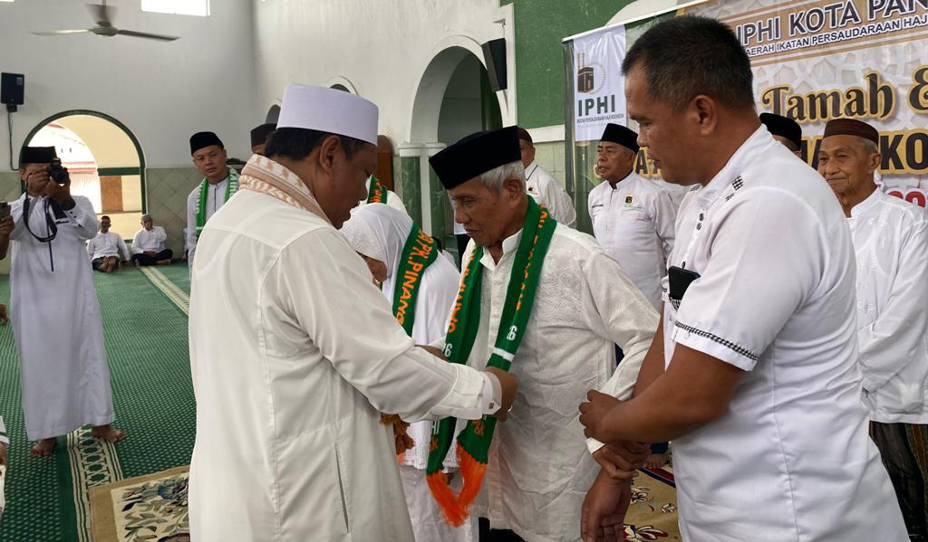 20260423_Saparudin-mengalungkan-syal.jpg