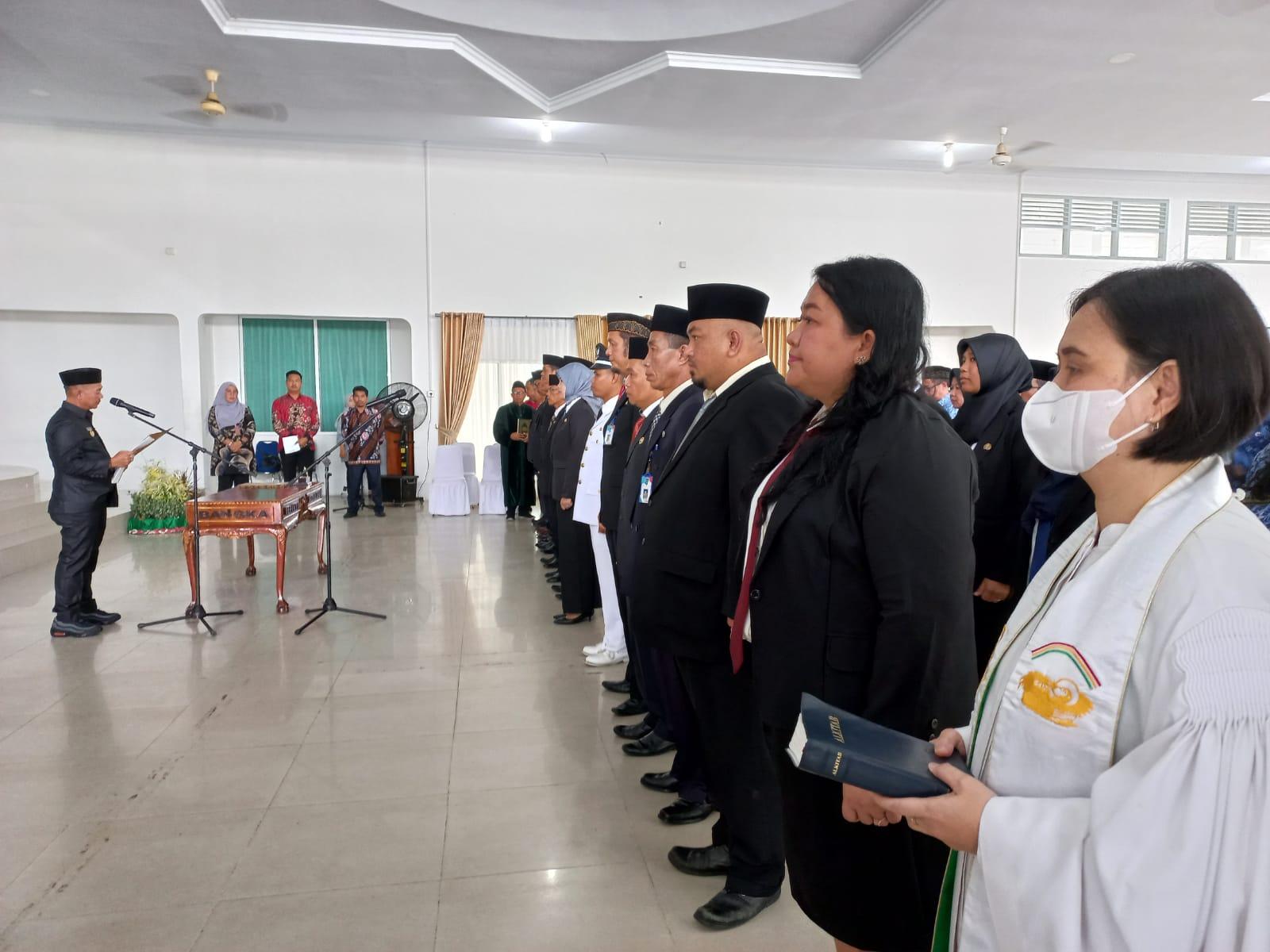 Bupati-Bangka-Mulkan-saat-melantik-dan-mengambil-sumpahjanji-jabatan-87-pejabat-struktural.jpg